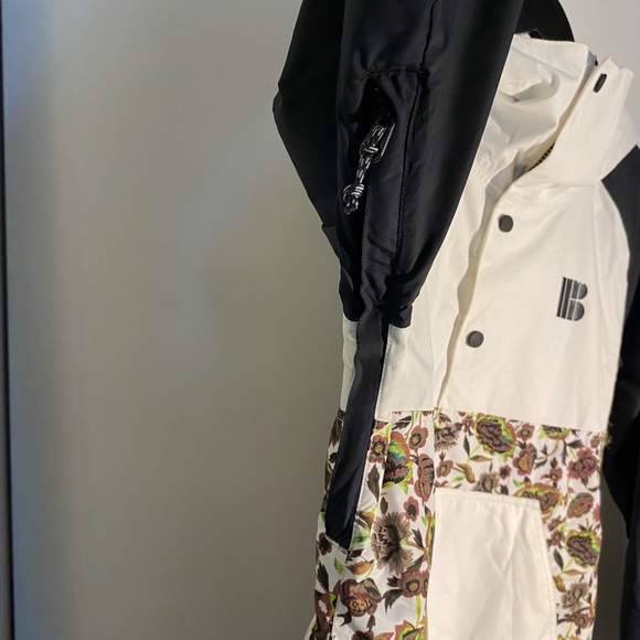 Burton Black and White Ski Jacket with Modern Color Blocking - Picture 3 of 5